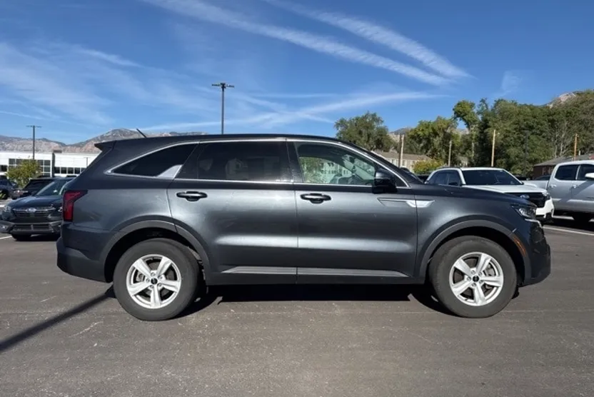 2022 Kia Sorento LX photo 1