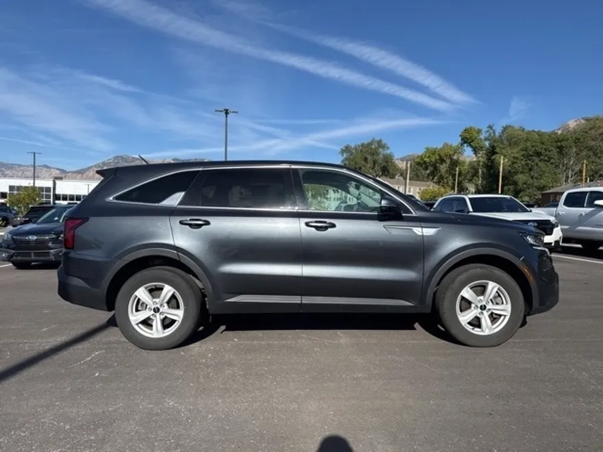 2022 Kia Sorento LX photo 1