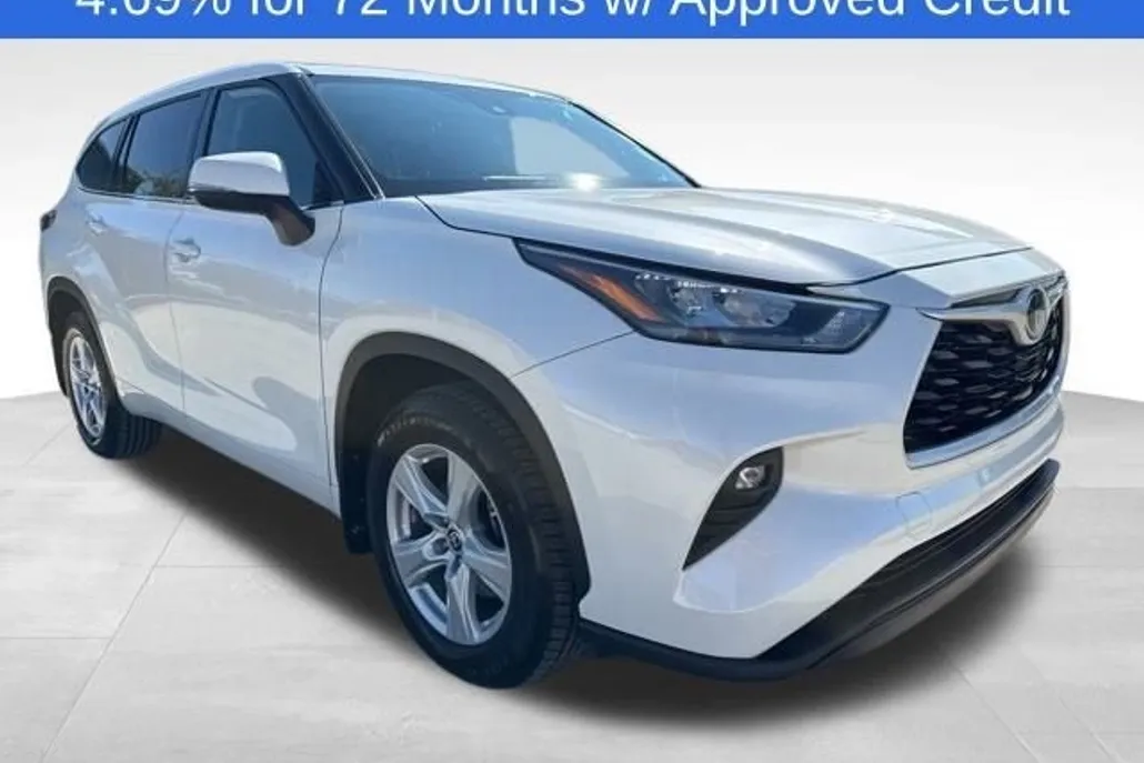 2020 Toyota Highlander LE photo 1