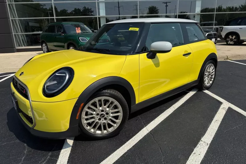 2025 Mini Cooper 2 Door Hardtop Iconic photo 1