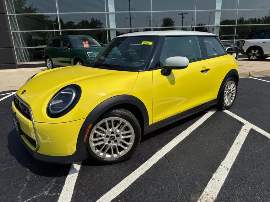 2025 Mini Cooper 2 Door Hardtop Iconic photo 1