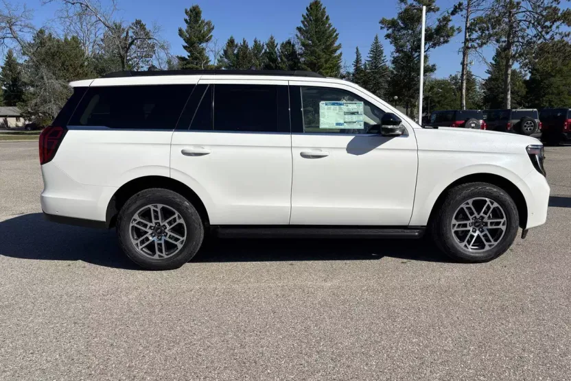 2025 Ford Expedition photo 1