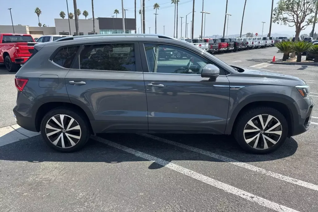 2022 Volkswagen Taos SE photo 1