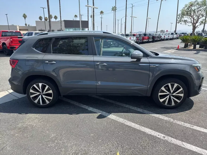 2022 Volkswagen Taos SE photo 1