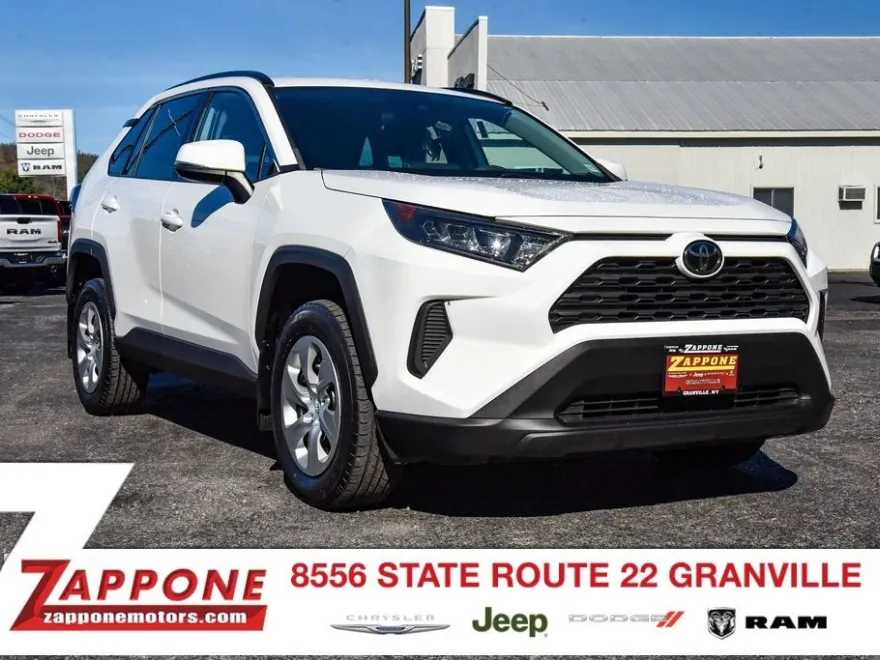 2019 Toyota RAV4 LE photo 1