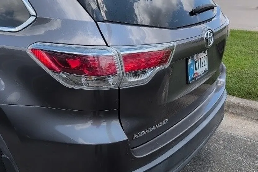 2015 Toyota Highlander LE photo 1
