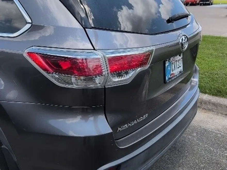 2015 Toyota Highlander LE photo 1
