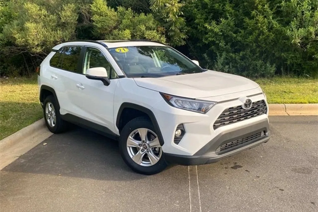 2021 Toyota RAV4 XLE photo 1