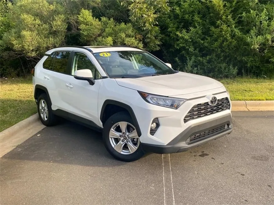 2021 Toyota RAV4 XLE photo 1