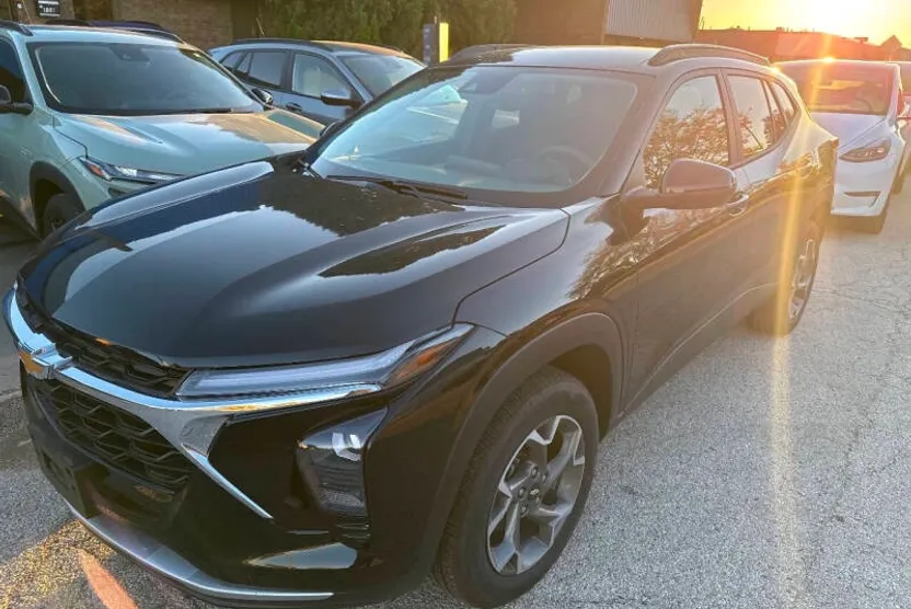 2025 Chevrolet Trax LT photo 1