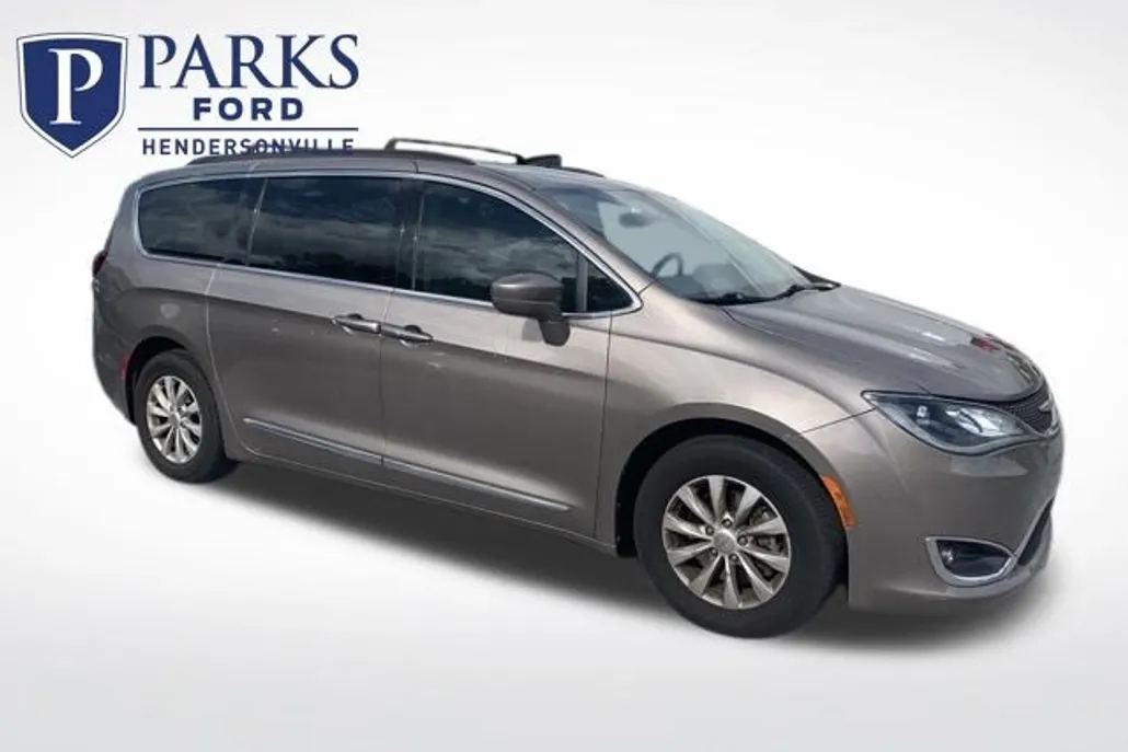 2017 Chrysler Pacifica Touring L photo 1