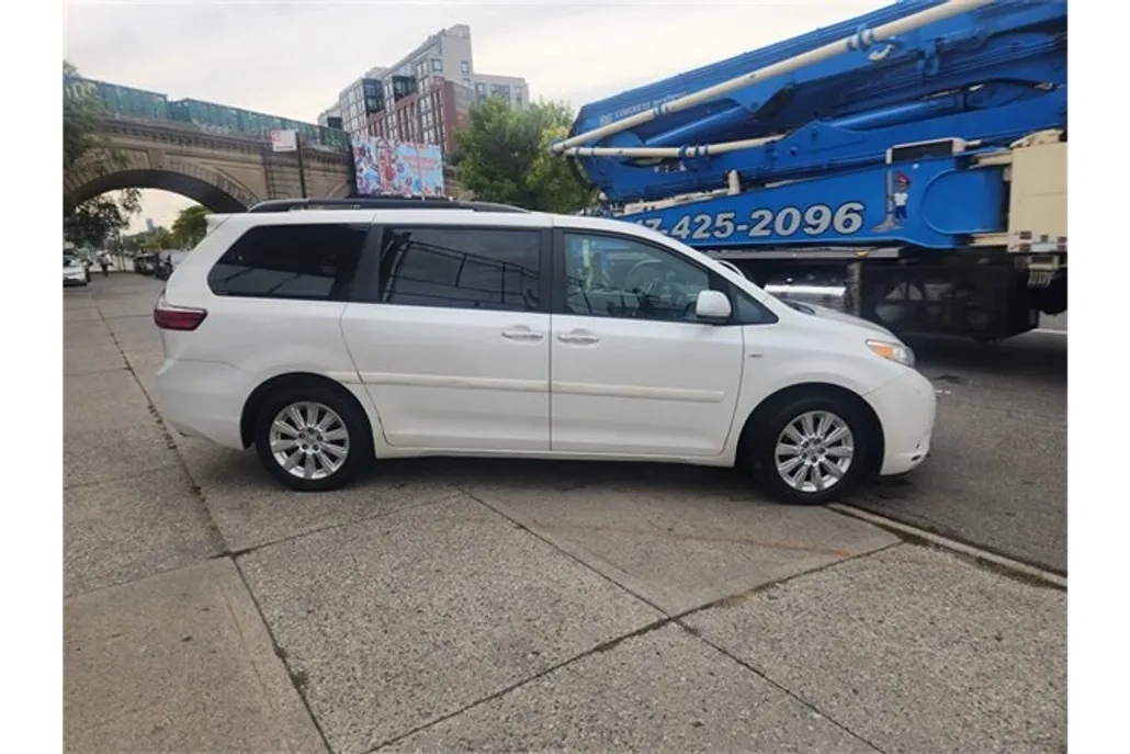 2016 Toyota Sienna XLE photo 1