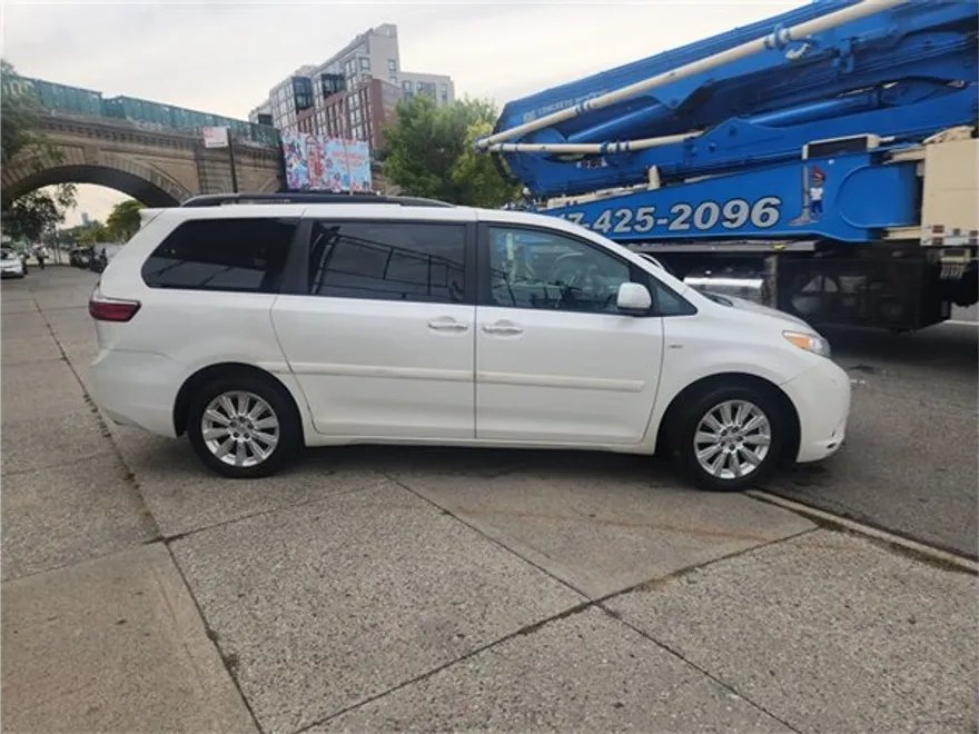 2016 Toyota Sienna XLE photo 1