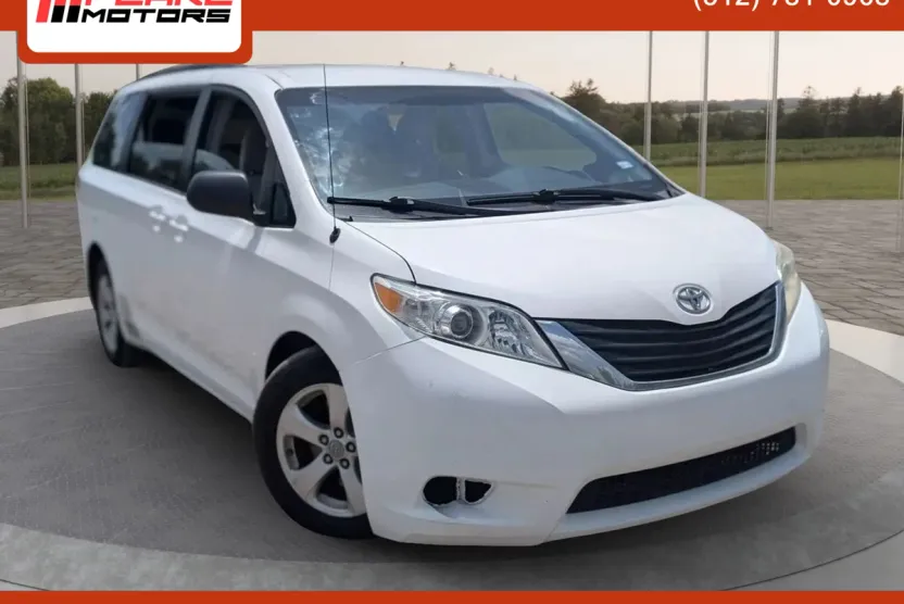 2011 Toyota Sienna LE photo 1