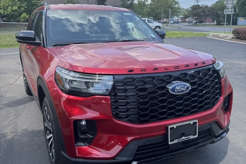 2025 Ford Explorer ST-Line photo 1