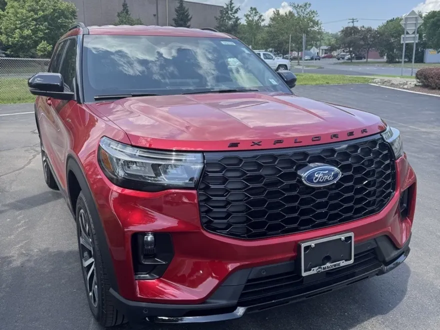 2025 Ford Explorer ST-Line photo 1