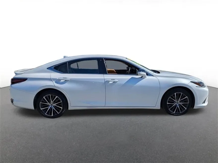 2023 Lexus ES 300h photo 2