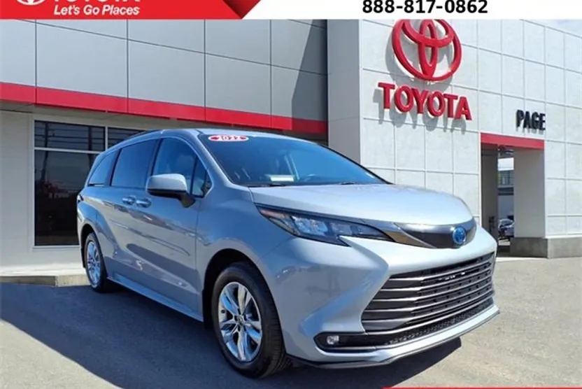 2022 Toyota Sienna XLE Woodland Edition photo 1