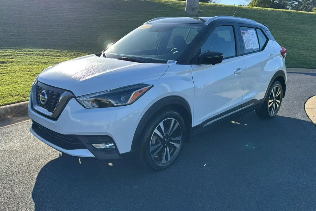 2019 Nissan Kicks SR photo 1