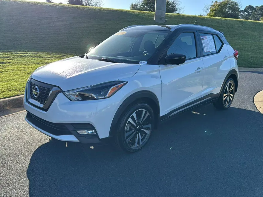 2019 Nissan Kicks SR photo 1