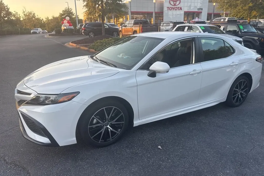 2023 Toyota Camry SE photo 1