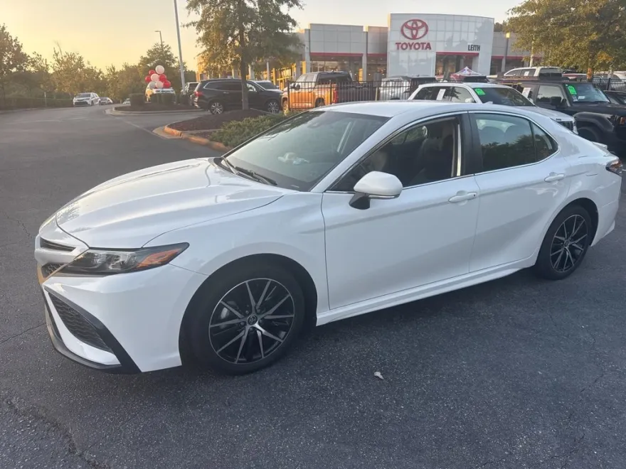 2023 Toyota Camry SE photo 1