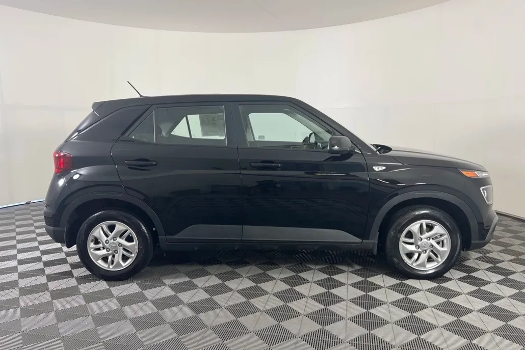2025 Hyundai Venue SE photo 1