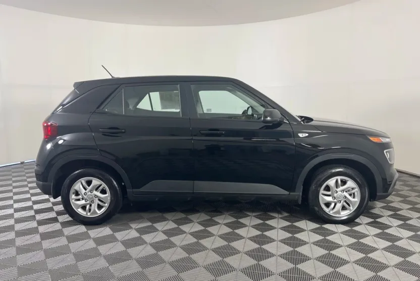 2025 Hyundai Venue SE photo 1