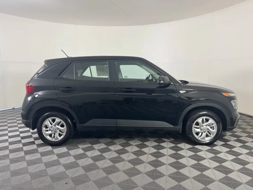 2025 Hyundai Venue SE photo 1