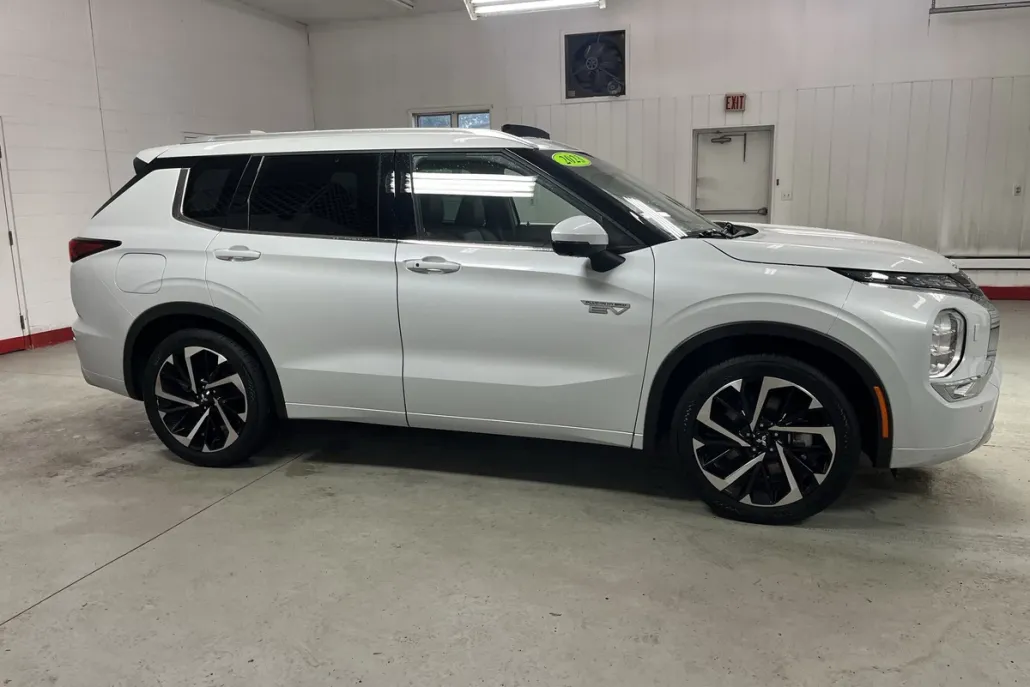 2023 Mitsubishi Outlander SEL photo 1