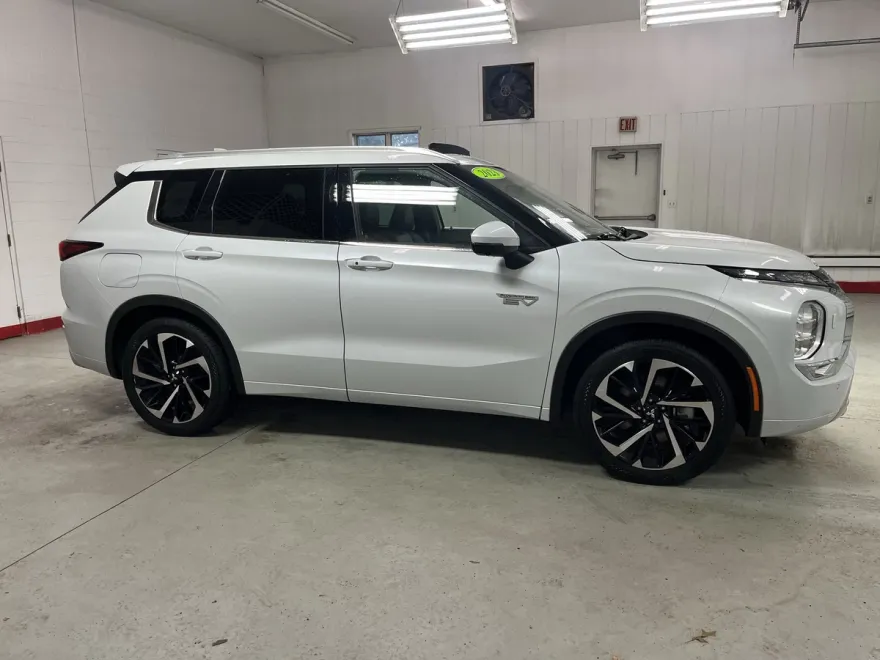 2023 Mitsubishi Outlander SEL photo 1