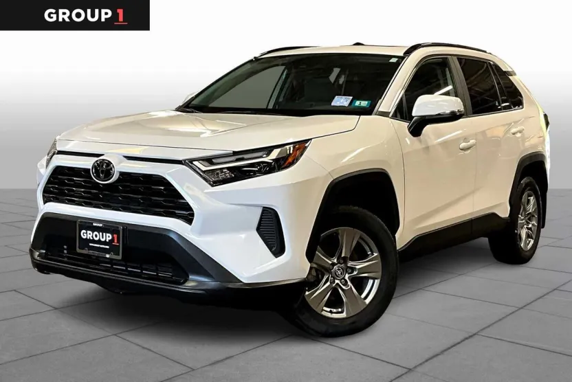 2023 Toyota RAV4 XLE photo 1
