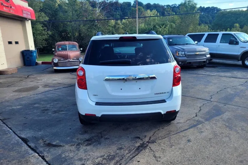 2011 Chevrolet Equinox LT photo 1