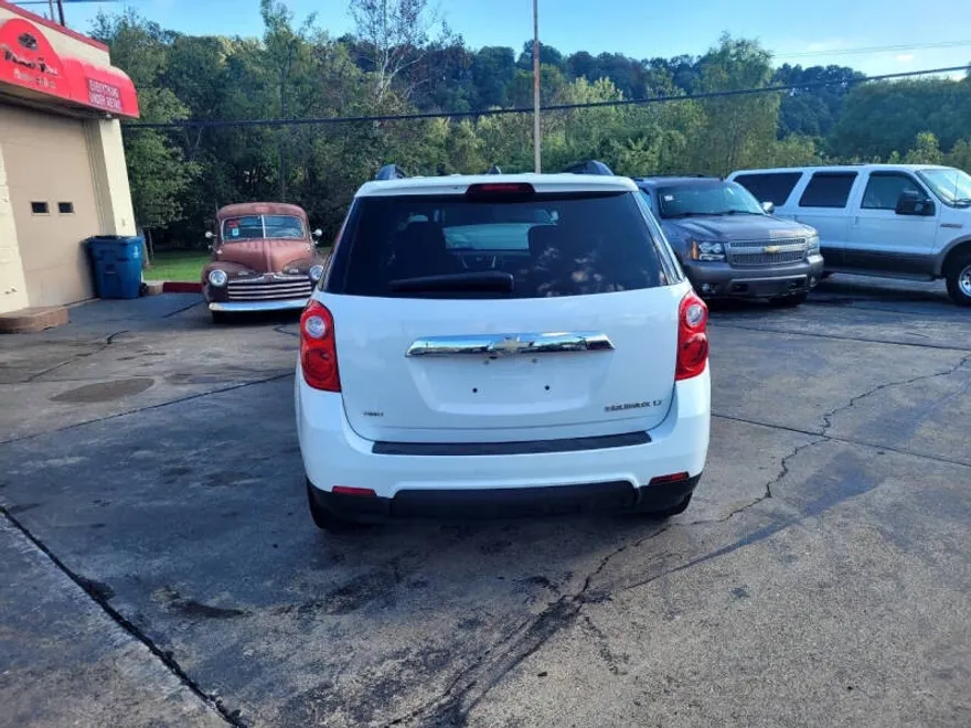2011 Chevrolet Equinox LT photo 1