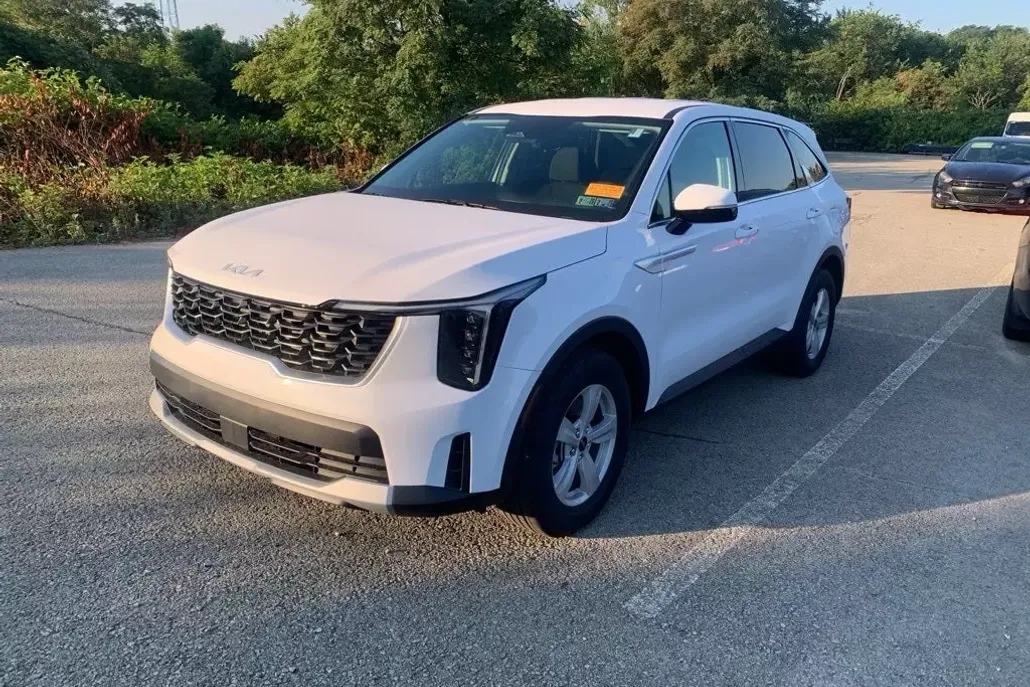 2025 Kia Sorento LX photo 1