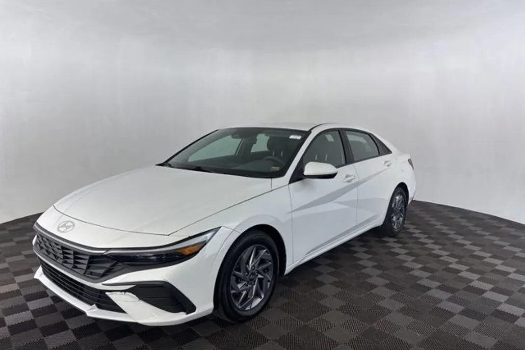 2024 Hyundai Elantra SEL photo 1