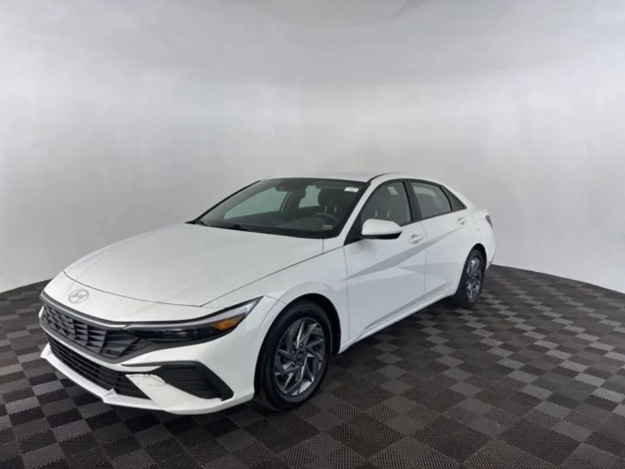 2024 Hyundai Elantra SEL photo 1