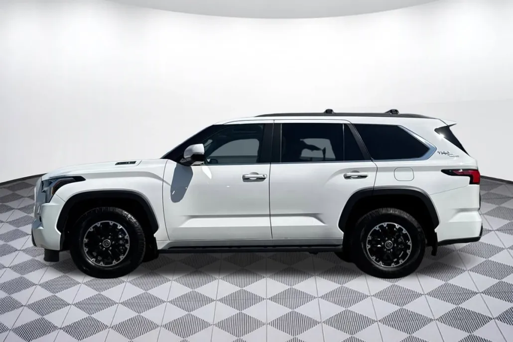 2024 Toyota Sequoia SR5 photo 1