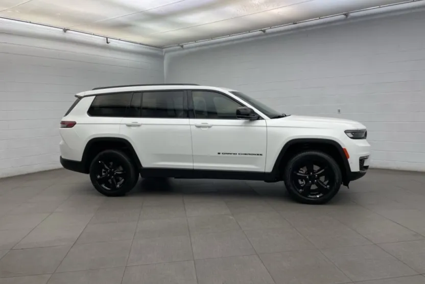 2025 Jeep Grand Cherokee Limited photo 1