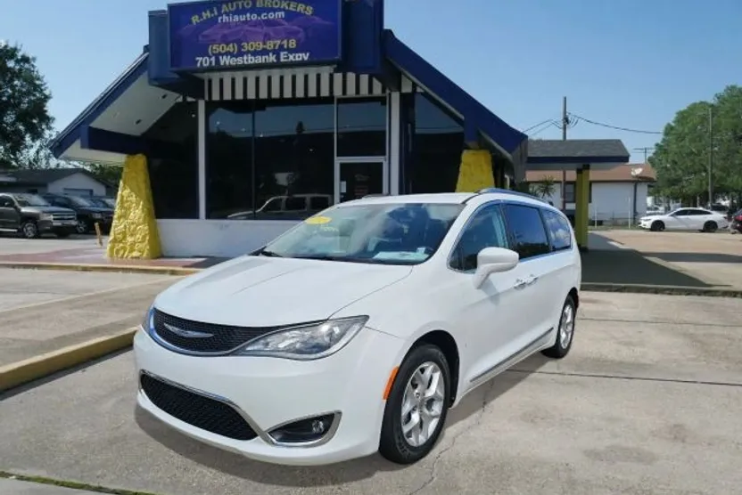 2018 Chrysler Pacifica Touring L photo 1