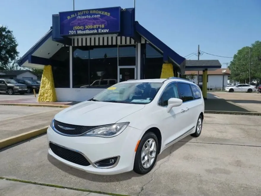 2018 Chrysler Pacifica Touring L photo 1