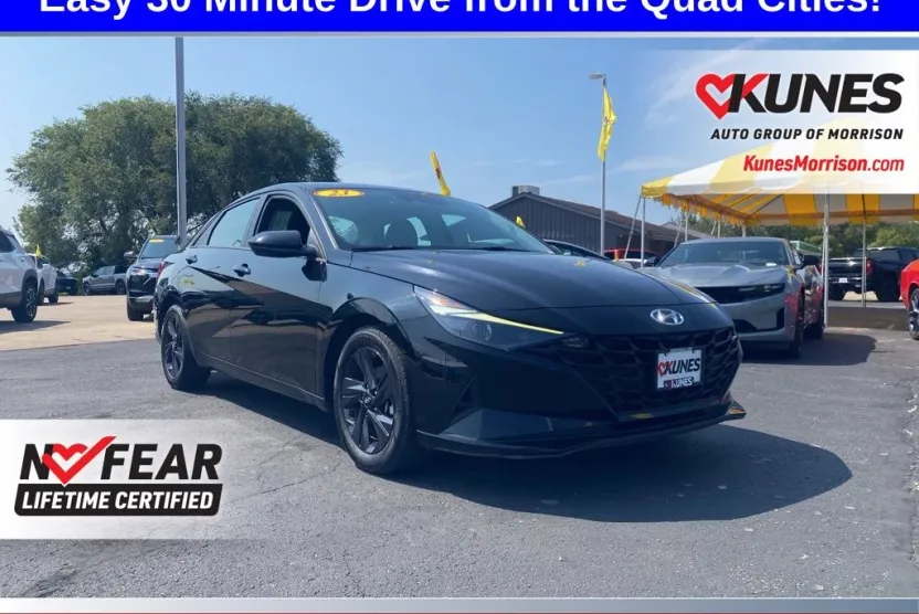 2023 Hyundai Elantra SEL photo 1