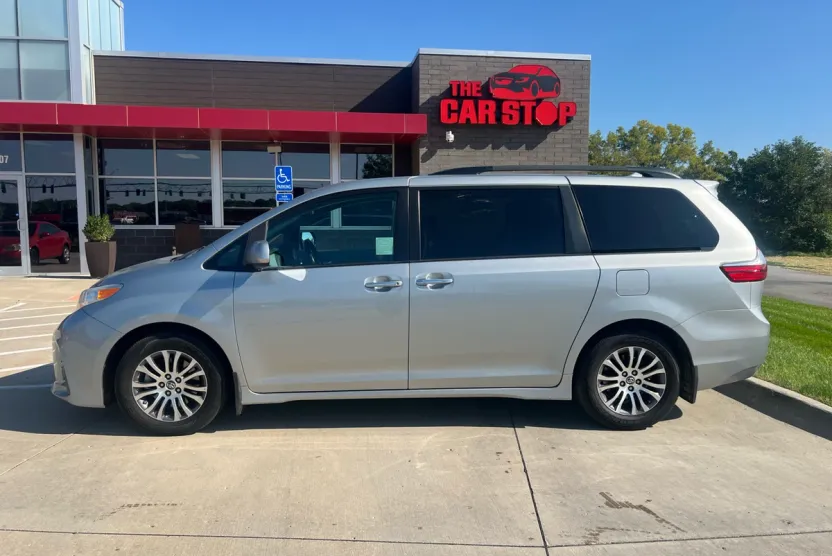 2019 Toyota Sienna XLE photo 1
