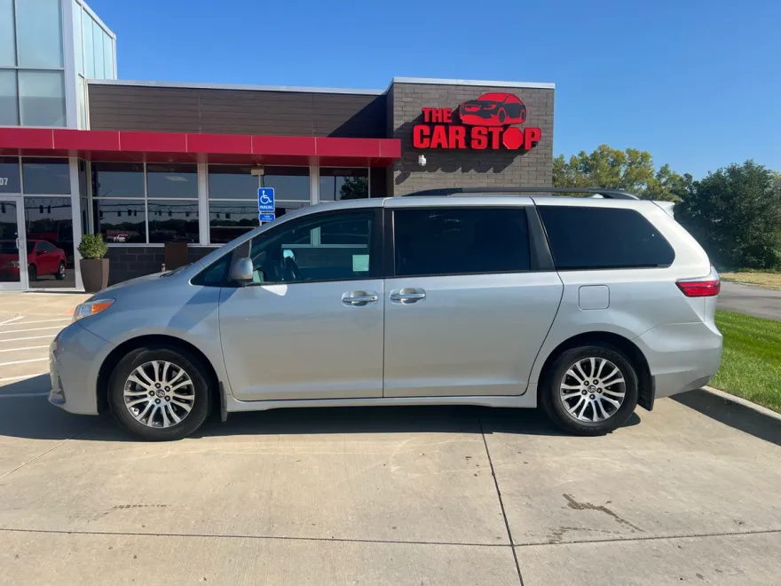 2019 Toyota Sienna XLE photo 1