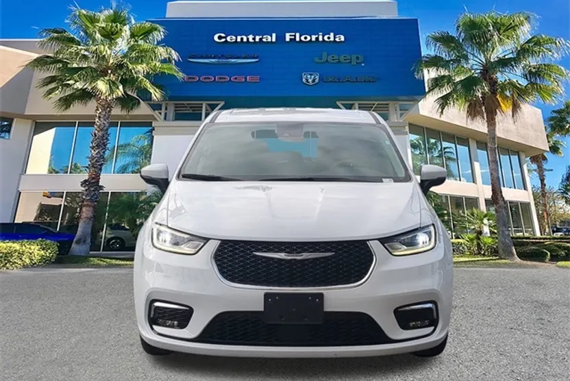 2023 Chrysler Pacifica Hybrid Touring L photo 1