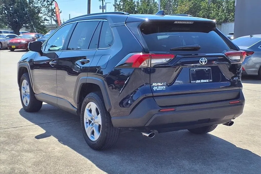 2021 Toyota RAV4 XLE photo 1
