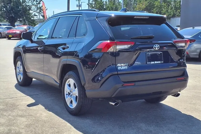 2021 Toyota RAV4 XLE photo 1