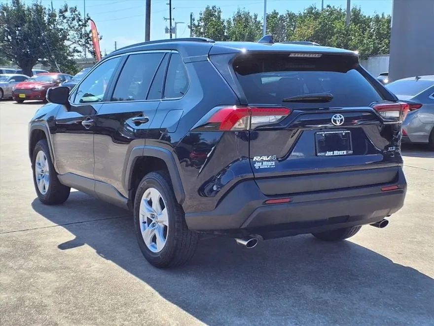 2021 Toyota RAV4 XLE photo 1