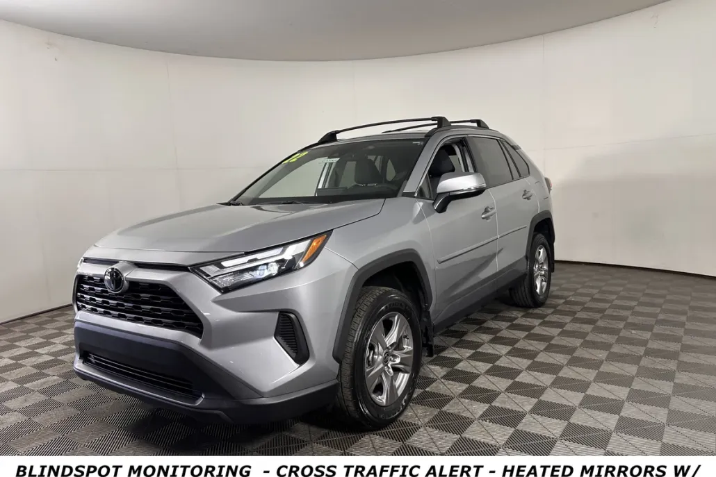 2022 Toyota RAV4 XLE photo 1