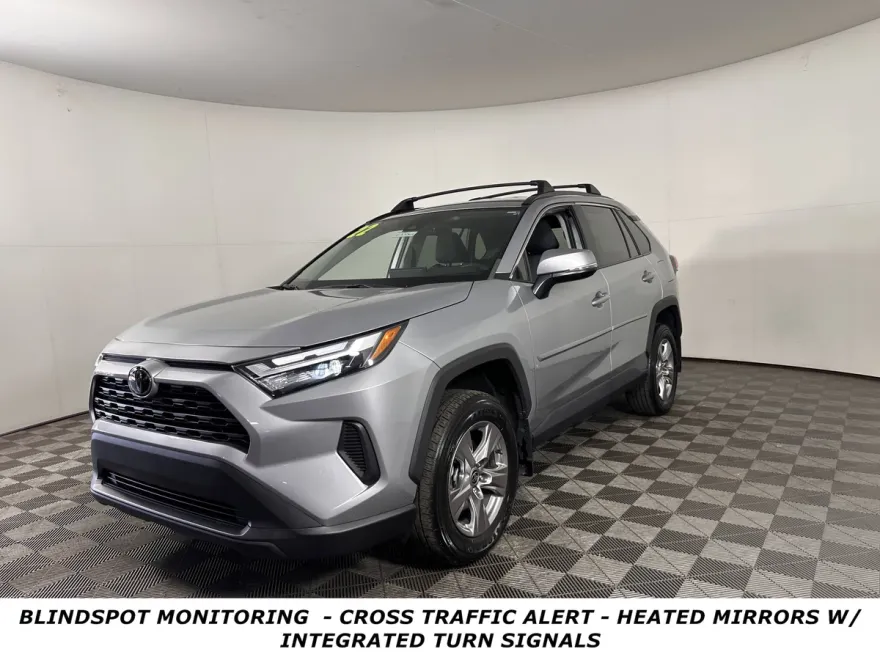 2022 Toyota RAV4 XLE photo 1